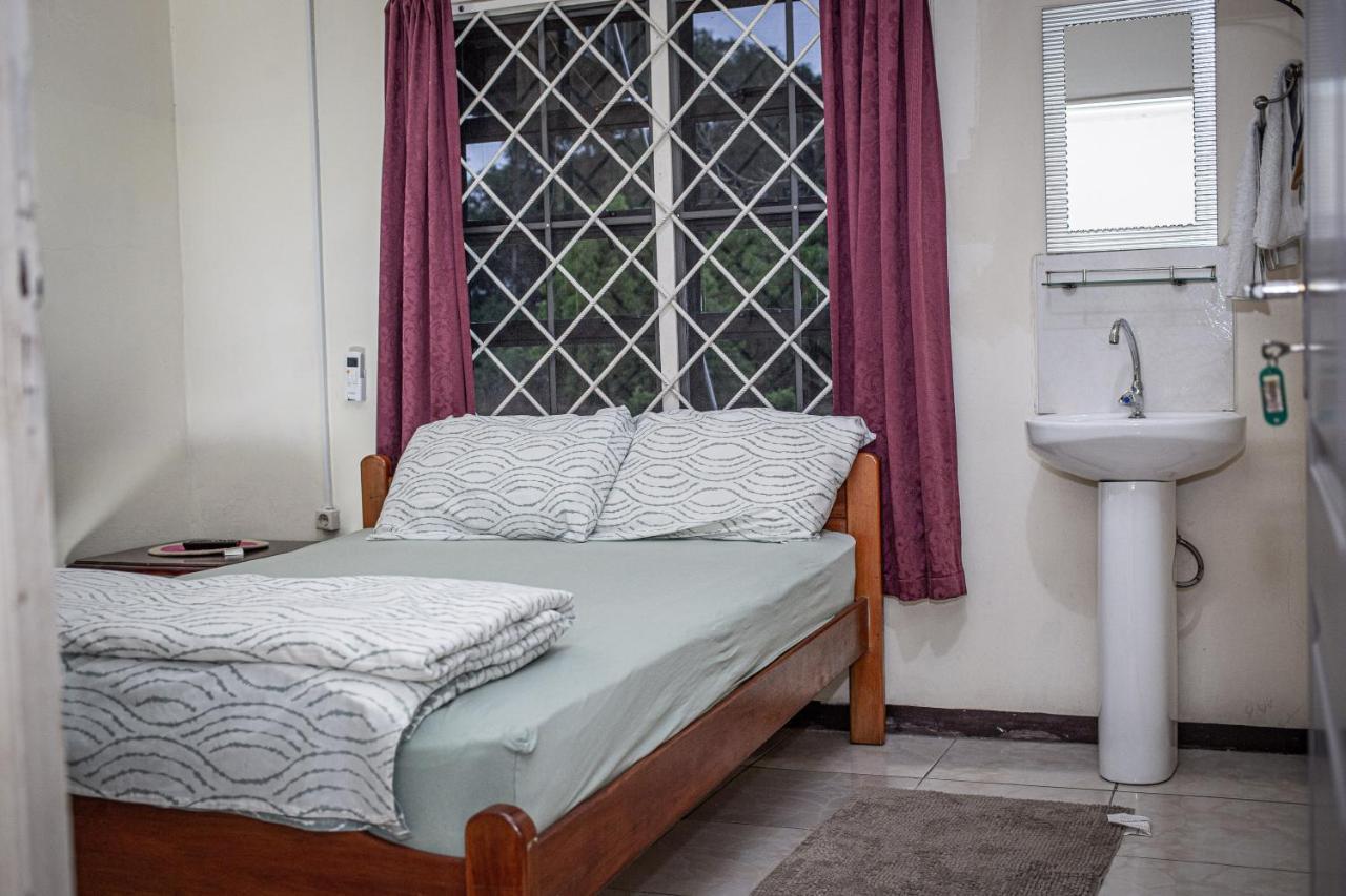 Sonja'S Guesthouse Zanderij Екстериор снимка
