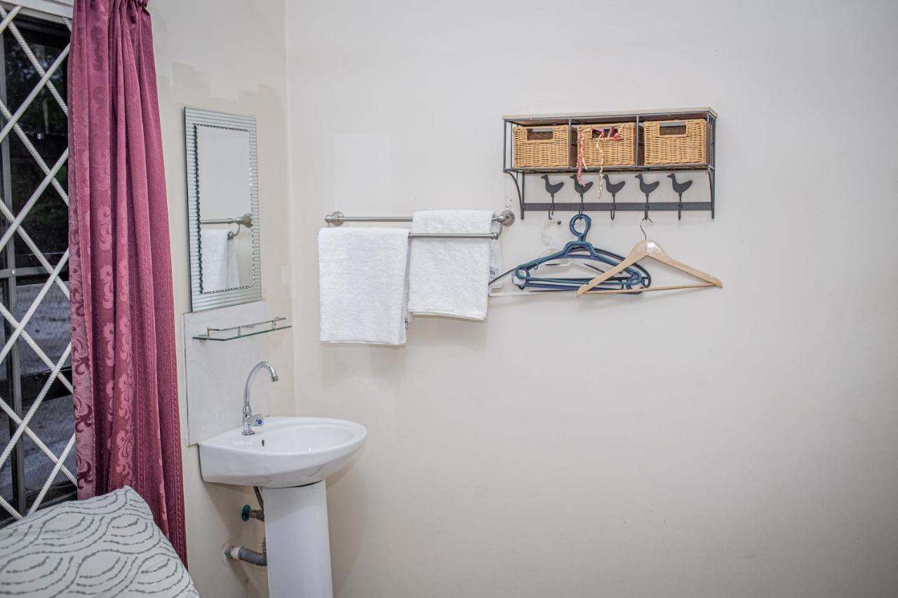 Sonja'S Guesthouse Zanderij Екстериор снимка